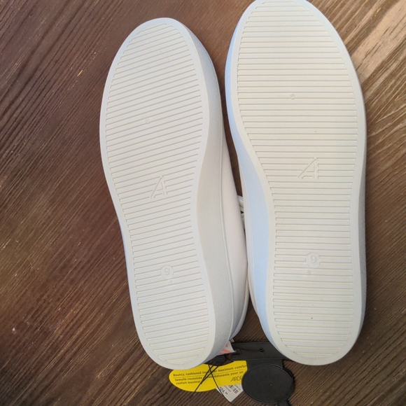 NWT white sneakers with pink accents - Picture 4 of 4